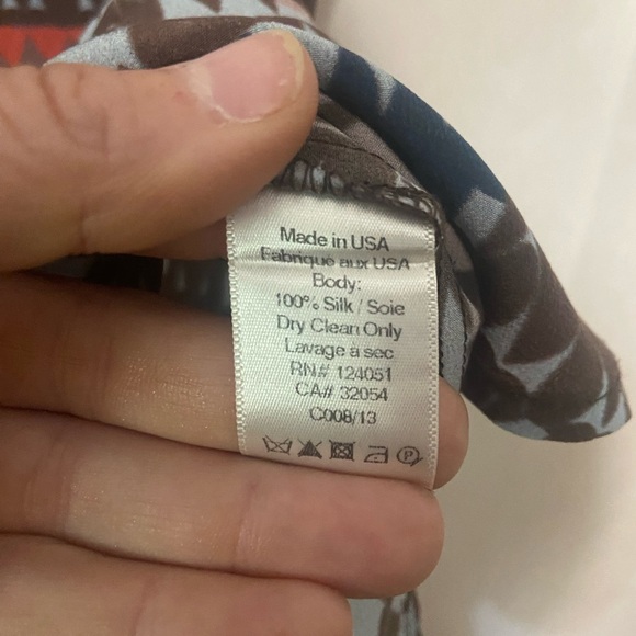 The Odells women's L 100% silk mixed geometric print split neck high low top EUC - Picture 4 of 7